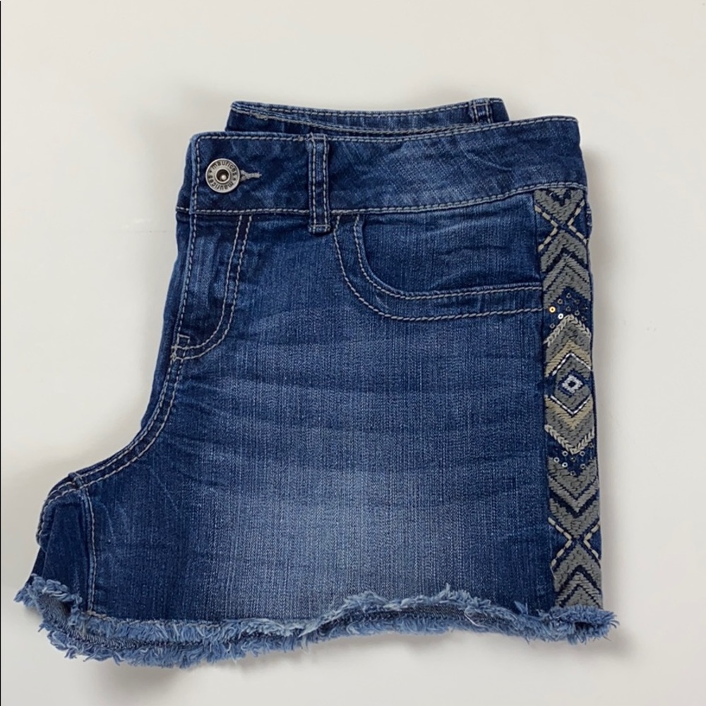 🤎Maurices Aztec tribal sequin frayed jean shorts